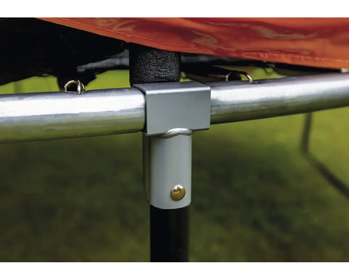 Detailaufnahme einer T-Verbindung am Rahmen eines Gartentrampolins aus verzinktem Stahl.