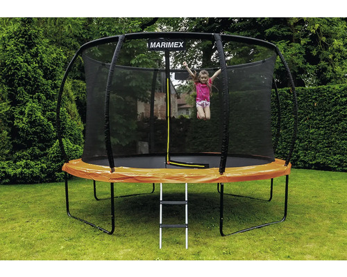 Marimex Gartentrampolin mit Sicherheitsnetz, oranger Randabdeckung, Leiter und springendem Kind auf einem Rasen, Marimex Logo.