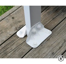 Pied de poteau pour pergola pour montage sur un support en bois. (Image AI modified or generated)