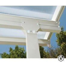 Vue détaillée de la jonction de poteaux d'une toiture de terrasse avec profils en aluminium et plaques alvéolaires en polycarbonate (Image AI modified or generated)