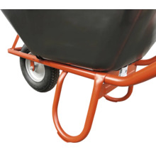 Vue détaillée d'une brouette avec cuve en plastique noir, châssis en acier orange et roue gonflable.