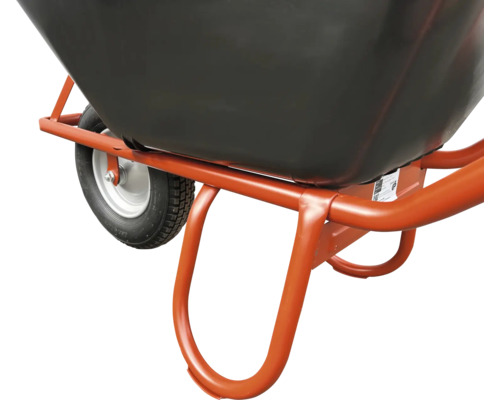 Vue détaillée d'une brouette avec cuve en plastique noir, châssis en acier orange et roue gonflable.