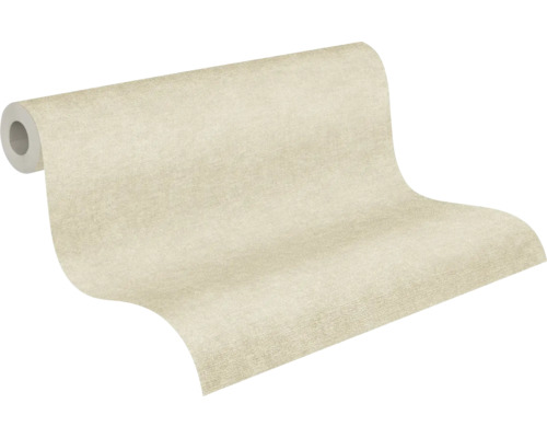 Papier peint intissé structuré beige, uni, partiellement déroulé.
