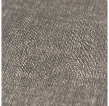 Vue rapprochée d un papier peint structuré gris avec des lignes verticales et un aspect tissé fin.