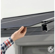 Une main insère un panneau de toiture de terrasse dans le profilé en aluminium de la couverture de terrasse. (Image AI modified or generated)