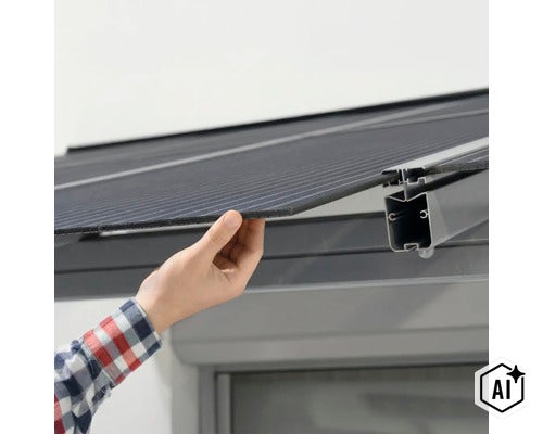 Une main insère un panneau de toiture de terrasse dans le profilé en aluminium de la couverture de terrasse. (Image AI modified or generated)