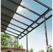 Couverture de terrasse avec cadre en aluminium et éléments de toiture partiellement translucides devant un ciel bleu. (Image AI modified or generated)