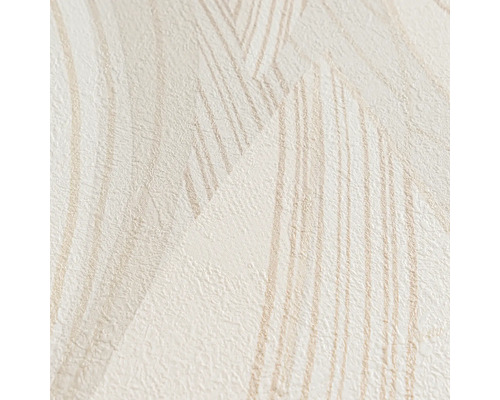 Gros plan d'un papier peint structuré beige avec un motif de lignes ondulées abstraites et une surface légèrement miroitante.