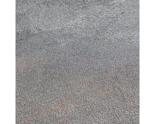 Gros plan d'un papier peint texturé avec une surface fine et granuleuse et des accents métalliques.