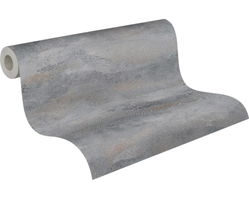 Papier peint intissé aspect béton gris avec surface structurée et éclat métallique.