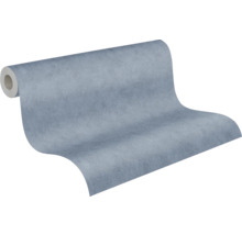 Papier peint intissé bleu avec surface structurée aspect béton, légèrement déroulé.