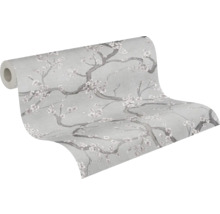 Papier peint avec motif floral de fleurs de cerisier et branches sur un rouleau.
