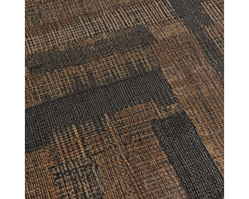Papier peint intissé avec aspect tissé structuré et motif géométrique dans les tons bruns.