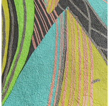 Vue détaillée d'un papier peint intissé structuré avec motif graphique abstrait et accents métalliques.