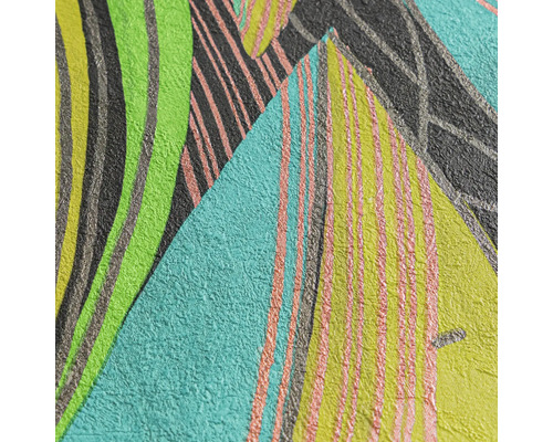 Vue détaillée d'un papier peint intissé structuré avec motif graphique abstrait et accents métalliques.