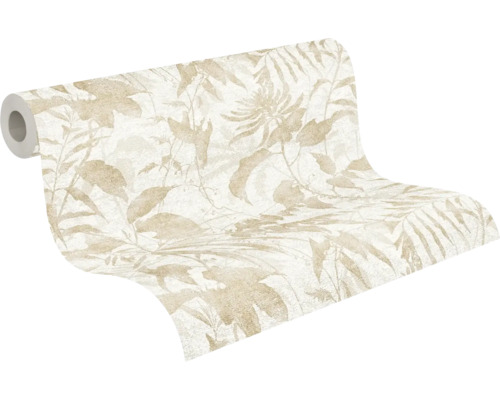 Rouleau de papier peint intissé partiellement déroulé avec motif de feuilles florales en crème et beige.