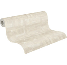Teilweise abgerollte Vliestapete mit feiner Textur und dezentem geometrischem Muster in hellem Beige.