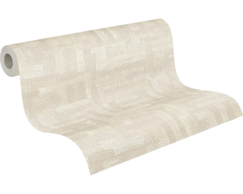 Teilweise abgerollte Vliestapete mit feiner Textur und dezentem geometrischem Muster in hellem Beige.