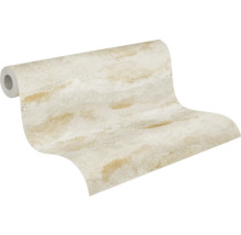 Papier peint intissé partiellement déroulé avec une surface structurée dans des tons terre clairs et un aspect pierre.