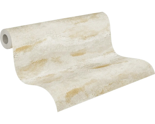 Papier peint intissé partiellement déroulé avec une surface structurée dans des tons terre clairs et un aspect pierre.
