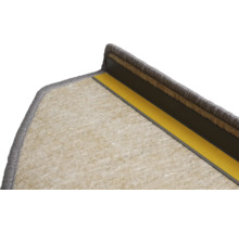 Vue détaillée du dessous d un tapis de marche avec bande adhésive et profilé d angle en plastique pour la fixation sur le nez de marche.