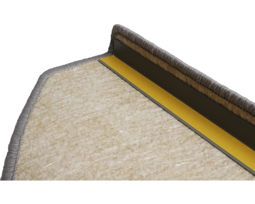 Vue détaillée du dessous d un tapis de marche avec bande adhésive et profilé d angle en plastique pour la fixation sur le nez de marche.