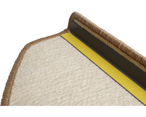 Dessous d'un tapis de marche beige avec bande auto-adhésive et cornière en plastique.