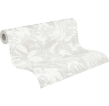 Rouleau de papier peint partiellement déroulé avec un motif de feuilles botaniques dans des tons de gris clair.