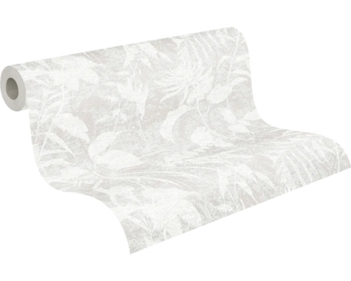 Rouleau de papier peint partiellement déroulé avec un motif de feuilles botaniques dans des tons de gris clair.