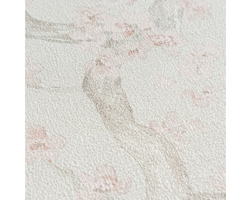 Strukturierte Vliestapete mit Kirschblütenmuster und Zweigen. Detailaufnahme der Oberfläche.