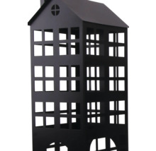 Lanterne en forme de maison en métal noir avec de nombreuses découpes de fenêtres et un toit à deux pans.