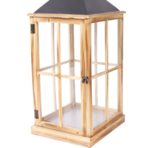 Lanterne en bois avec parois en verre et toit en métal noir.