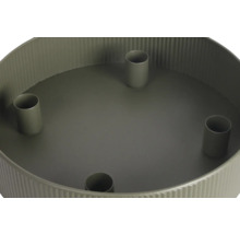 Bougeoir rond en métal vert foncé avec paroi extérieure nervurée et quatre supports intégrés à l'intérieur.