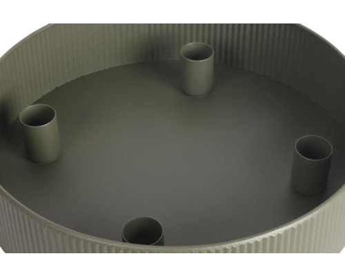 Bougeoir rond en métal vert foncé avec paroi extérieure nervurée et quatre supports intégrés à l'intérieur.