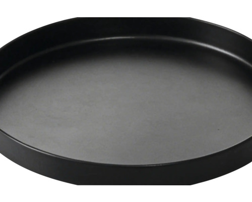 Soucoupe noire ronde avec un rebord surélevé.