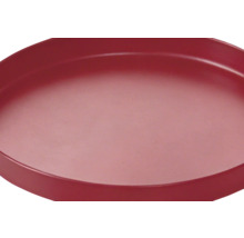 Soucoupe ronde rouge avec bord relevé.