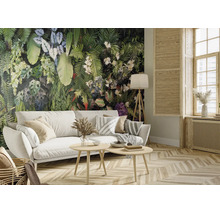 Salon avec papier peint panoramique motif jungle, canapé blanc et mobilier en bois. Pièce lumineuse et organisée avec parquet.