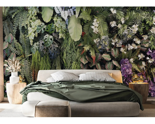 Papier peint photo avec motif de jungle tropicale dans une chambre avec un lit moderne et des tables de chevet en bois.