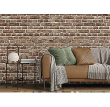 Papier peint intissé aspect brique dans un salon de style industriel avec canapé, table d'appoint et textiles.