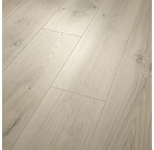 Sol stratifié aspect bois, lames larges avec chanfrein, surface structurée avec nœuds et veinures du bois visibles.