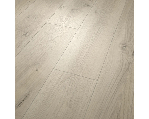 Sol stratifié aspect bois, lames larges avec chanfrein, surface structurée avec nœuds et veinures du bois visibles.