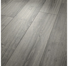 Sol stratifié aspect chêne gris avec surface structurée et veinage de bois.