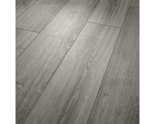 Sol stratifié aspect chêne gris avec surface structurée et veinage de bois.