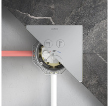 Vue en coupe d'un mitigeur thermostatique encastré VitrA avec corps d'encastrement, symboles pour baignoire et douche et affichage de 38 degrés.