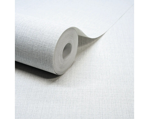 Papier peint intissé gris clair avec une fine structure en lin, un rouleau de papier peint partiellement déroulé.