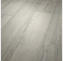 Sol stratifié aspect chêne gris clair avec veinage et surface structurée.