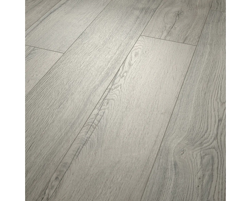 Sol stratifié aspect chêne gris clair avec veinage et surface structurée.