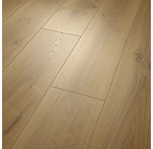 Revêtement de sol stratifié aspect chêne avec veinage et nœuds authentiques.