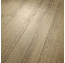 Sol stratifié aspect chêne avec surface structurée et veinure de bois visible.