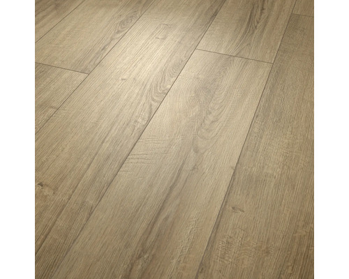 Sol stratifié aspect chêne avec surface structurée et veinure de bois visible.